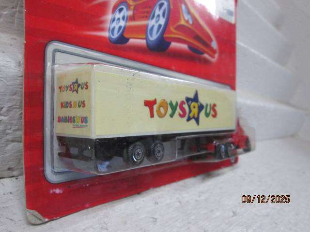 HO SCALE - TOYS-R-US - ROAD TRUCK - BOXED