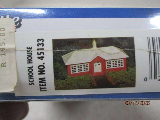HO SCALE - BACHMANN - SCHOOL HOUSE - BOXED