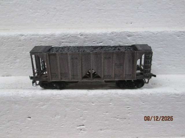 HO SCALE - 34 FOOT OPEN HOPPER WITH COAL LOAD