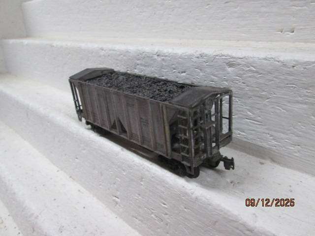 HO SCALE - 34 FOOT OPEN HOPPER WITH COAL LOAD