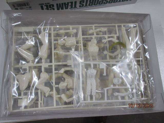 1:20 SCALE - TAMIYA - FIGURINES X9 - MOTORSPORTS TEAM SET - BOXED
