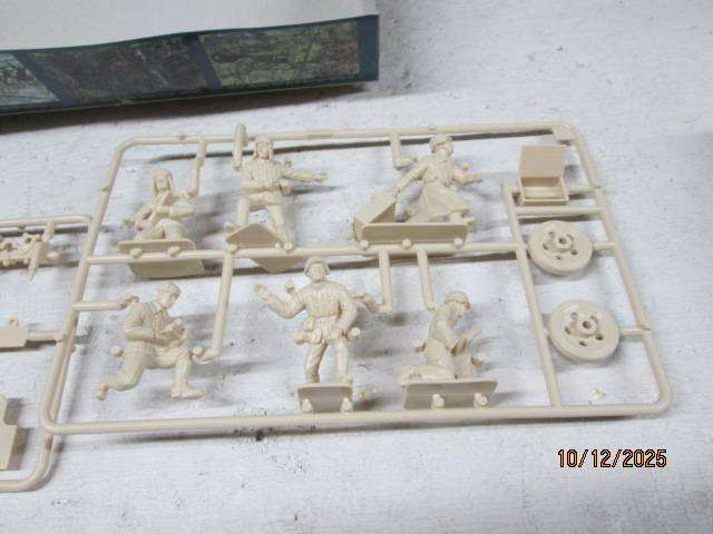 1:32 SCALE - ITALERI - X6 FIGURINES + PARTS - GUN WITH SERVANTS - BOXED