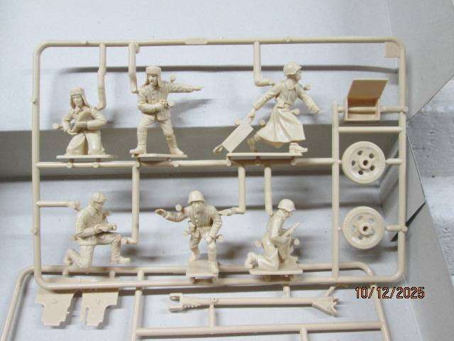 1:32 SCALE - ITALERI - X6 FIGURINES + PARTS - GUN WITH SERVANTS - BOXED