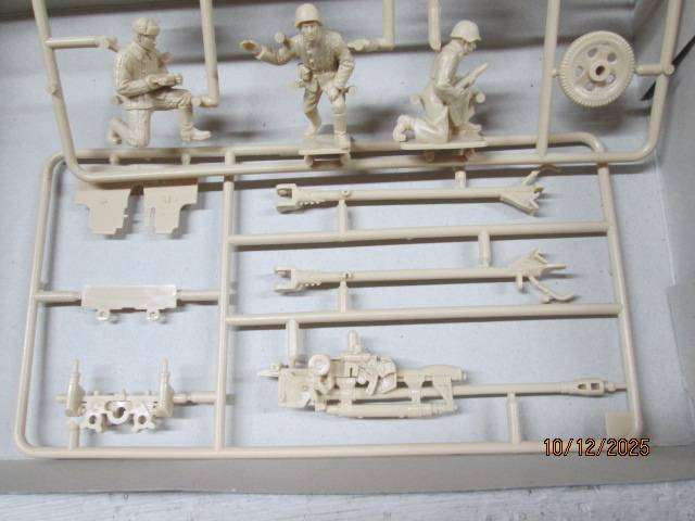 1:32 SCALE - ITALERI - X6 FIGURINES + PARTS - GUN WITH SERVANTS - BOXED