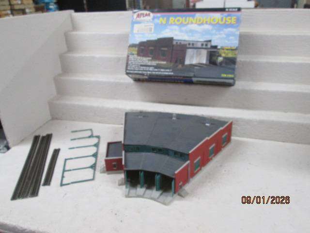 N SCALE - ATLAS - ROUNDHOUSE 3-BAY ENGINE SHED - BOXED