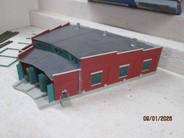N SCALE - ATLAS - ROUNDHOUSE 3-BAY ENGINE SHED - BOXED