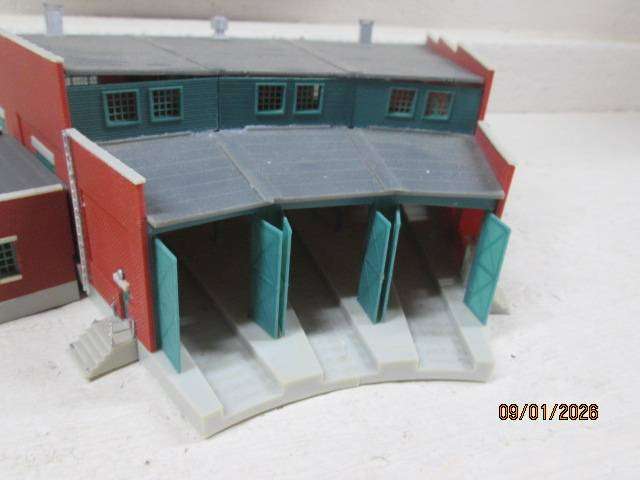N SCALE - ATLAS - ROUNDHOUSE 3-BAY ENGINE SHED - BOXED
