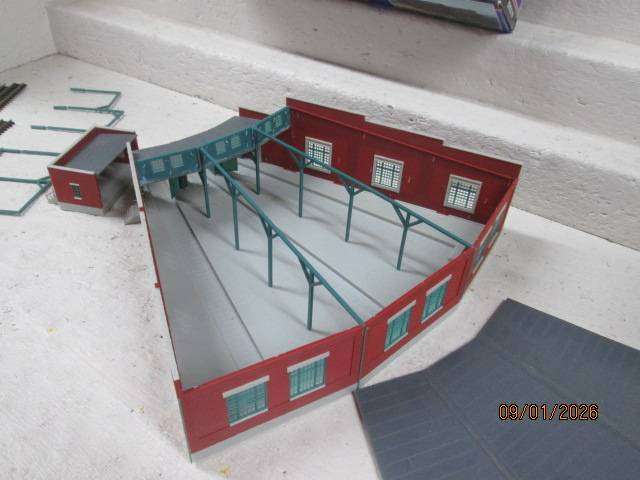 N SCALE - ATLAS - ROUNDHOUSE 3-BAY ENGINE SHED - BOXED