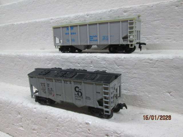 HO SCALE - X2 CLOSED HOPPERS
