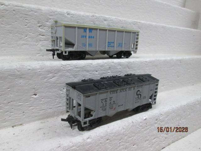 HO SCALE - X2 CLOSED HOPPERS