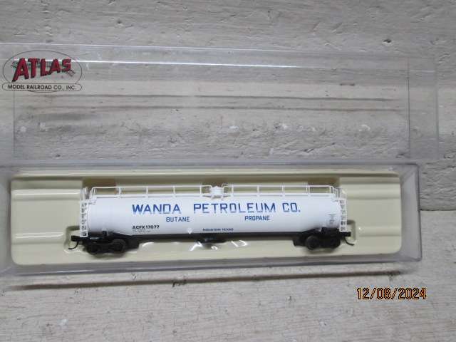 N SCALE - ATLAS - 33000 GALLON TANK WAGON - BOXED
