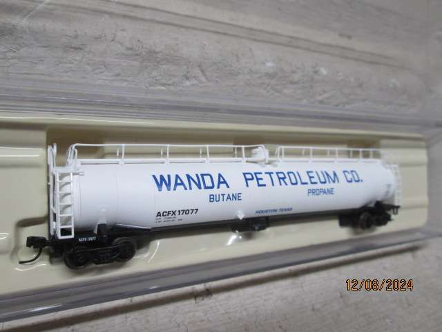N SCALE - ATLAS - 33000 GALLON TANK WAGON - BOXED