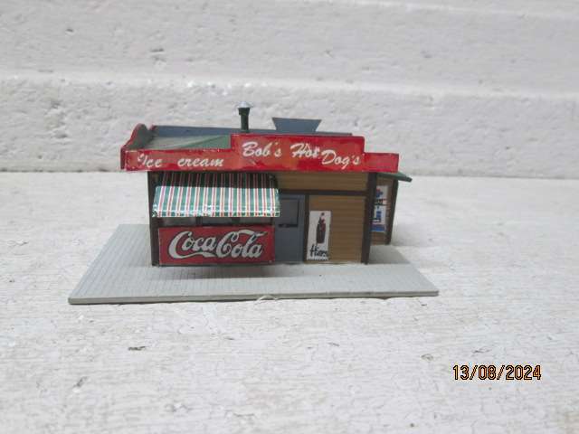 N SCALE - MODEL POWER - BOB'S HOTDOG STAND