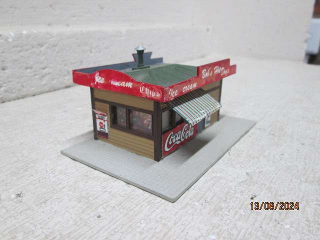 N SCALE - MODEL POWER - BOB'S HOTDOG STAND