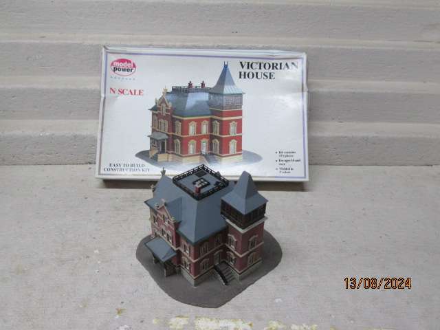 N SCALE - MODEL POWER - LARGE VICTORIAN HOUSE