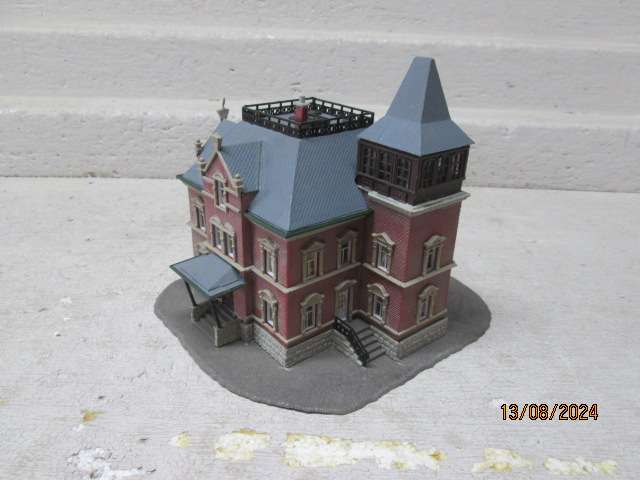 N SCALE - MODEL POWER - LARGE VICTORIAN HOUSE