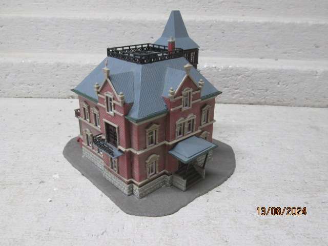 N SCALE - MODEL POWER - LARGE VICTORIAN HOUSE