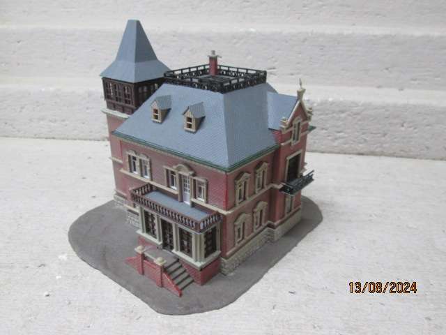 N SCALE - MODEL POWER - LARGE VICTORIAN HOUSE