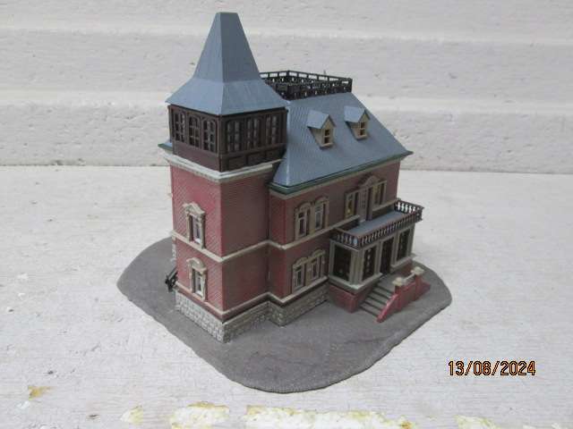 N SCALE - MODEL POWER - LARGE VICTORIAN HOUSE