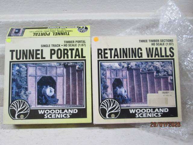 HO SCALE - WOODLAND SCENICS - SINGLE TIMBER TUNNEL PORTAL WITH MATCHING RETAINING WALL - BOXED