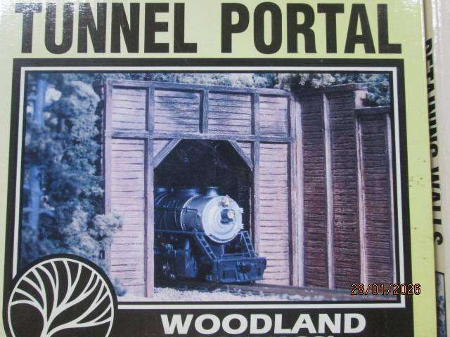HO SCALE - WOODLAND SCENICS - SINGLE TIMBER TUNNEL PORTAL WITH MATCHING RETAINING WALL - BOXED