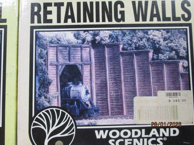 HO SCALE - WOODLAND SCENICS - SINGLE TIMBER TUNNEL PORTAL WITH MATCHING RETAINING WALL - BOXED
