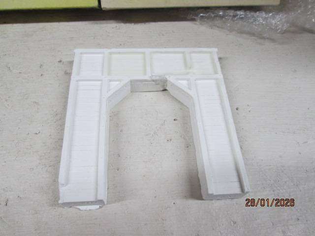 HO SCALE - WOODLAND SCENICS - SINGLE TIMBER TUNNEL PORTAL WITH MATCHING RETAINING WALL - BOXED