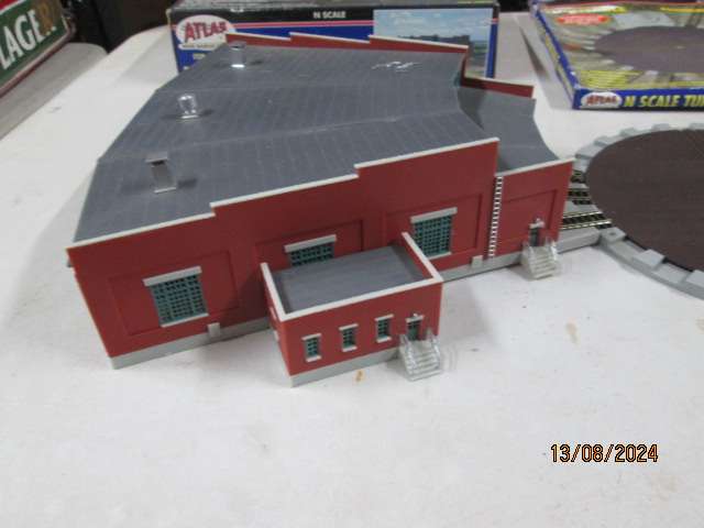 N SCALE - ATLAS - 3-BAY ROUNDHOUSE WITH TURN TABLE