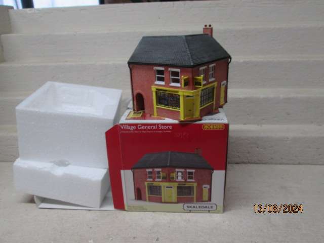 OO SCALE  - HORNBY SKALEDALE - VILLAGE GENERAL STORE - BOXED