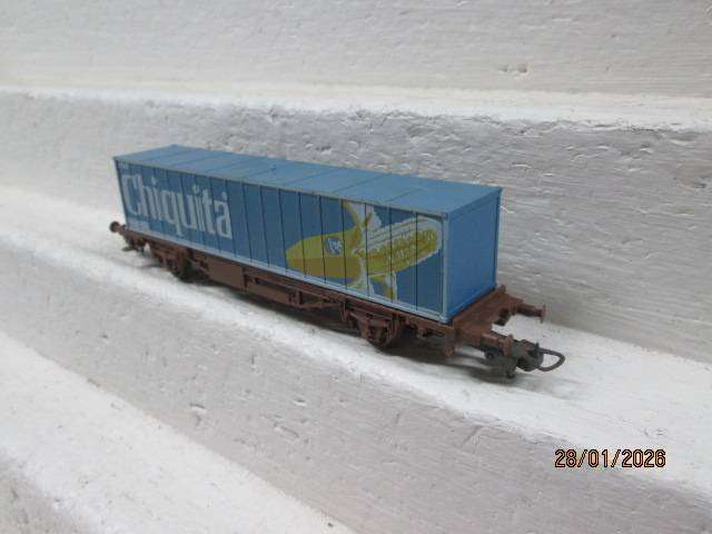 HO SCALE - LIMA - CHIQUITA FLAT CONTAINER WAGON - SAR COLOURS