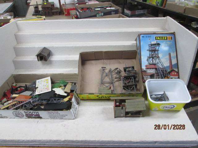 HO SCALE - BUILDING SCRAP YARD