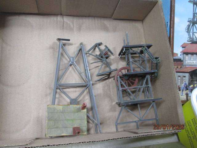HO SCALE - BUILDING SCRAP YARD