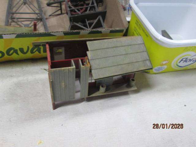 HO SCALE - BUILDING SCRAP YARD