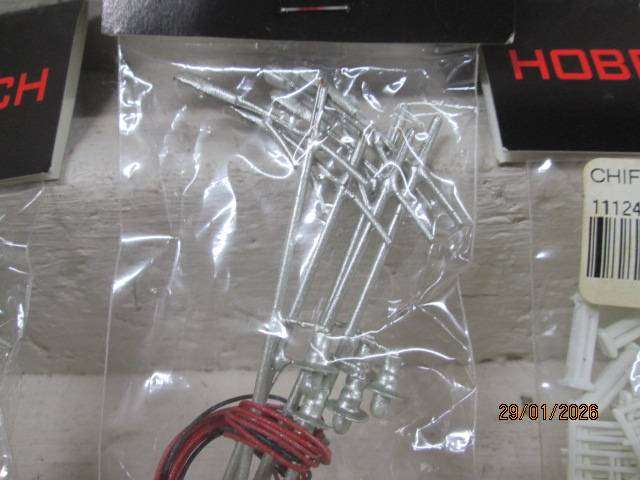 HO SCALE - HOBBYTECH - STREET LIGHTS X10 + FENCING - BOXED