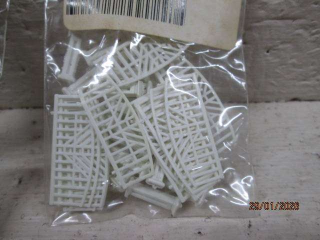 HO SCALE - HOBBYTECH - STREET LIGHTS X10 + FENCING - BOXED