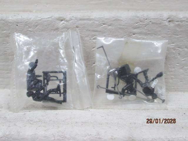 HO / OO SCALE - STEAM LOCOMOTIVE - DRIVER & STOKER FIGURINES - X2 SETS
