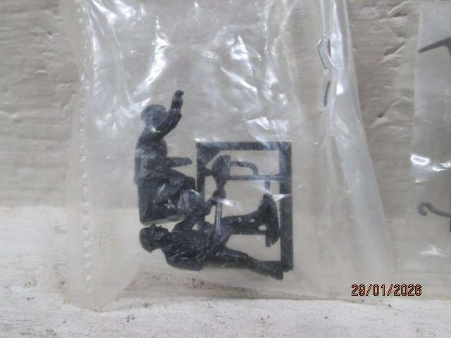 HO / OO SCALE - STEAM LOCOMOTIVE - DRIVER & STOKER FIGURINES - X2 SETS