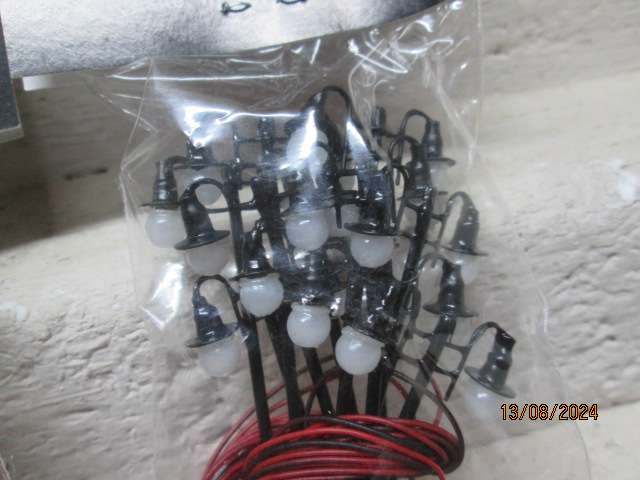 HO SCALE - STREET LAMPS - X20 - BOXED