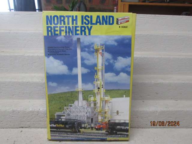 N SCALE - WALTHERS - NORTH ISLAND REFINERY - BOXED