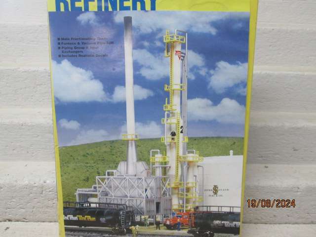 N SCALE - WALTHERS - NORTH ISLAND REFINERY - BOXED