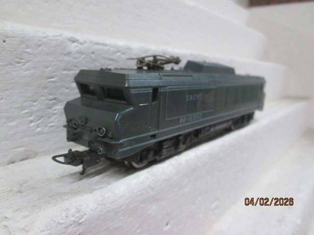 HO SCALE - LIMA - SNCF - DARK GREEN ELECTRIC LOCOMOTIVE