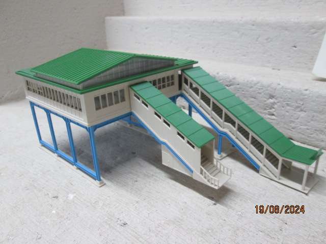 N SCALE - KATO - OVERHEAD STATION