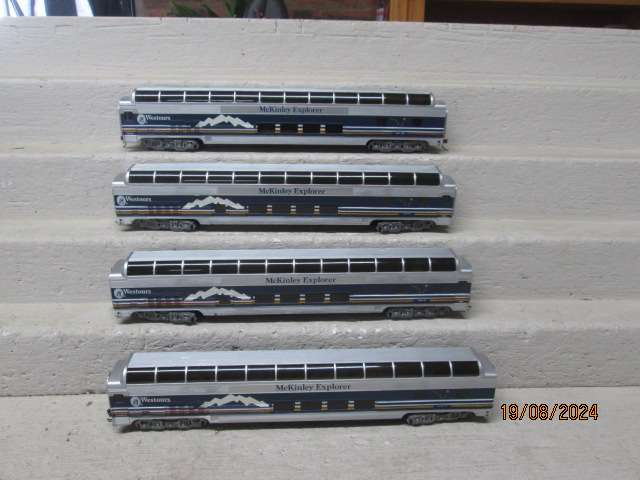 HO SCALE - BACHMANN - McKINLEY EXPLORER - PASSENGER COACHES - X4