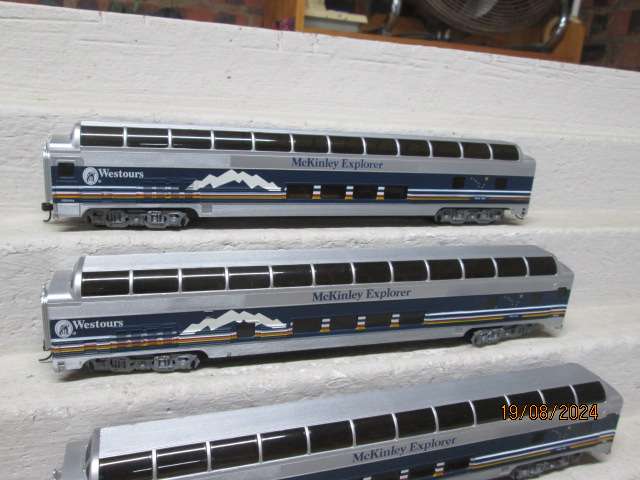 HO SCALE - BACHMANN - McKINLEY EXPLORER - PASSENGER COACHES - X4