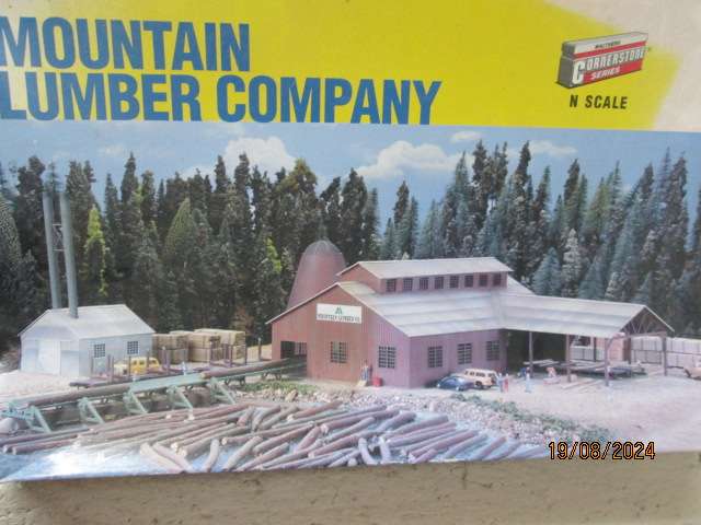 N SCALE - WALTHERS - MOUNTAIN LUMBER COMPANY BUILDING COMPLEX - BOXED