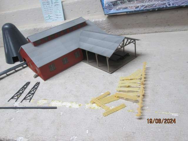 N SCALE - WALTHERS - MOUNTAIN LUMBER COMPANY BUILDING COMPLEX - BOXED