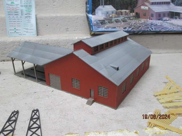 N SCALE - WALTHERS - MOUNTAIN LUMBER COMPANY BUILDING COMPLEX - BOXED
