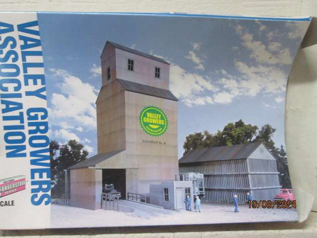 N SCALE - WALTHERS - VALLEY GROWERS ASSOCIATION - BOXED