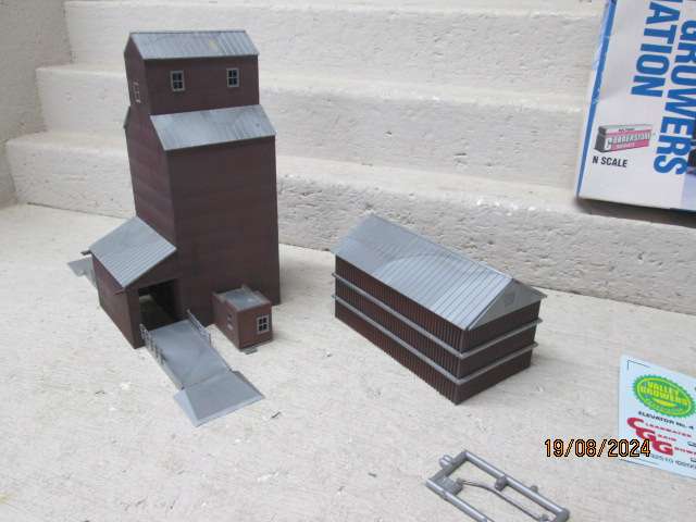 N SCALE - WALTHERS - VALLEY GROWERS ASSOCIATION - BOXED