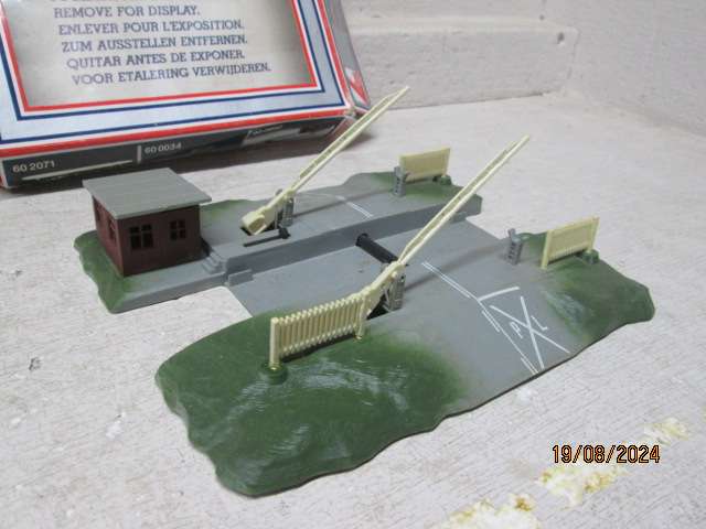 HO SCALE - LIMA - RAILWAY CROSSING - BOXED